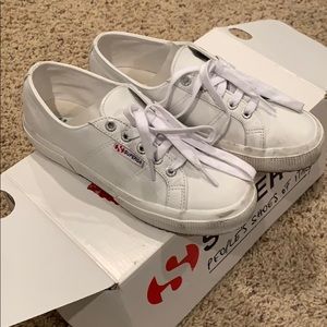 White superga tennis shoes